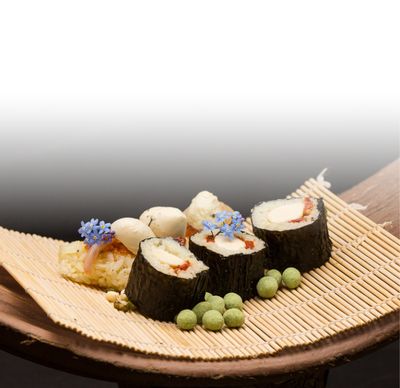 Mozzarella Rezept Sushi mit Bambini Mozzarella Mini von GOLDSTEIG angerichtet mit Wasabinüssen und Blüten auf Sushimatte 