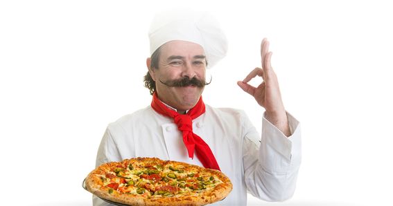 Italenischer Pizzabäcker mit Pizza in weißem Kittel mit rotem Halstuch macht OK-Zeichen