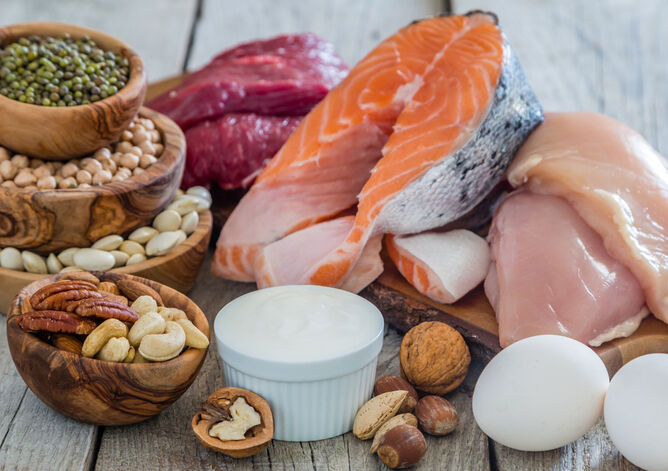 Tipp: Vermeiden Sie rohe Lebensmittel - GOLDSTEIG Käsespezialitäten Rohe Lebensmittel wie Fleisch, Fisch, Nüsse, Eier und Joghurt auf Holz