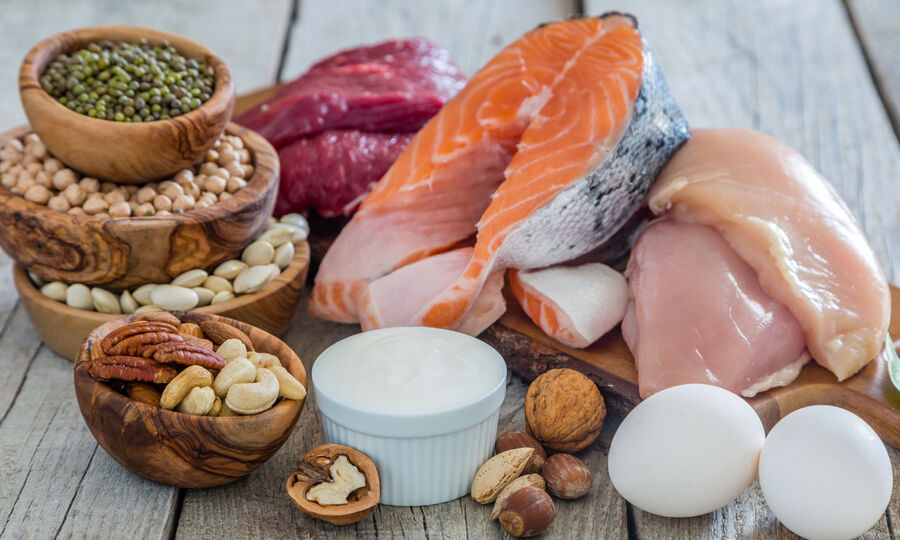Tipp: Vermeiden Sie rohe Lebensmittel - GOLDSTEIG Käsespezialitäten Rohe Lebensmittel wie Fleisch, Fisch, Nüsse, Eier und Joghurt auf Holz