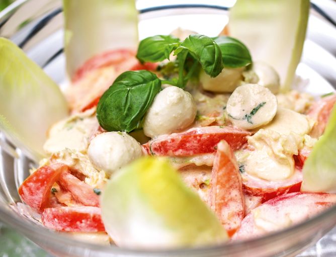 Aktionen und Neues: Salat Klassiker mit Bambini Mozzarella Mini - GOLDSTEIG Käsespezialitäten Salat in Glasschüssel mit Tomaten, Chiccore, Basilikum und Bambini Mozzarella Mini, Ricotta und Mascarpone von GOLDSTEIG