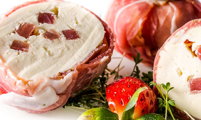Mozzarella Rezept: Mit Räucherschinken gespickter Mozzarella von GOLDSTEIG mit Tomate und Kräutern