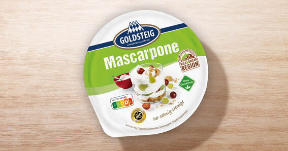 Mascarpone Becher von GOLDSTEIG in Verpackung auf Holztisch