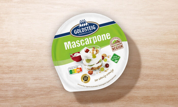 Mascarpone Becher von GOLDSTEIG in Verpackung auf Holztisch