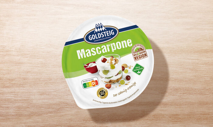 Mascarpone Becher von GOLDSTEIG in Verpackung auf Holztisch