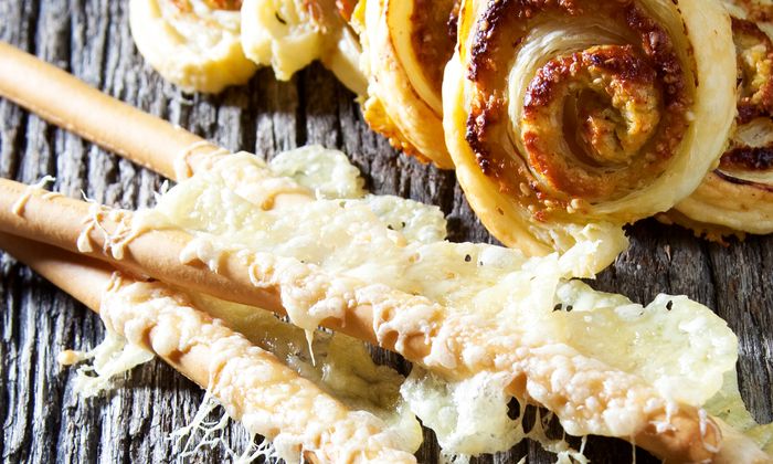 Mascarpone Rezept Blätterteigschnecke mit Käsefüllung aus Pasta-Käse, Mascarpone und Ricotta von GOLDSTEIG dazu Grissinis mit Käse überbacken und Knoblauchdip auf Holz 