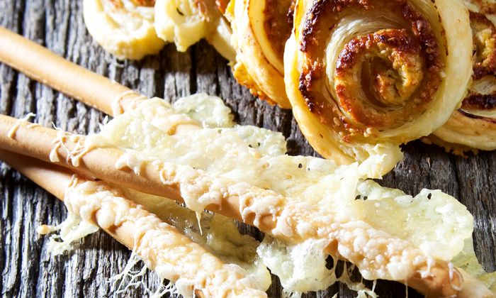 Mascarpone Rezept Blätterteigschnecke mit Käsefüllung aus Pizza & Pasta-Käse, Mascarpone und Ricotta von GOLDSTEIG dazu Grissinis mit Käse überbacken und Knoblauchdip auf Holz