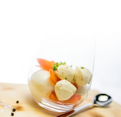 Mozzarella Rezept Eier im Glas mit Bambini Mozzarella Mini von GOLDSTEIG, Kirschtomaten und Schnittlauch auf Holzbrett 