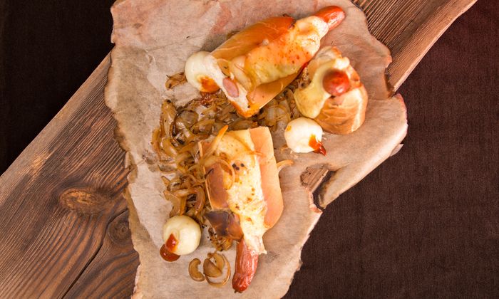 Emmentaler Rezept Halloween Finger im Hotdog mit Emmentaler von GOLDSTEIG und Knoblauchaugen auf Holzbrett