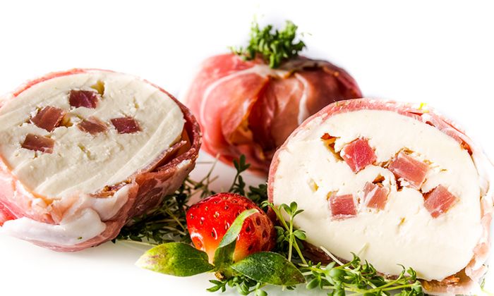 Mozzarella Rezept Mit Räucherschinken gespickter Mozzarella von GOLDSTEIG mit Erdbeere und Kräuter 