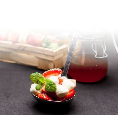 Mozzarella Rezept Bambini Mozzarella Mini von GOLDSTEIG mit Erdbeeren, Minze und Honig in Kelle
