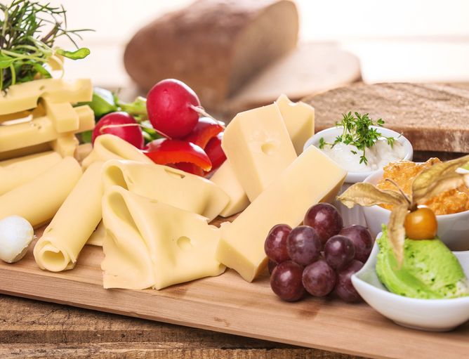 Brotzeitplatte mit verschiedenen Käsesorten von GOLDSTEIG, Dips, Radieschen und Trauben