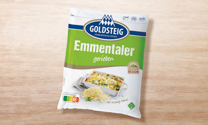 Emmentaler gerieben von GOLDSTEIG in Verpackung auf Holztisch