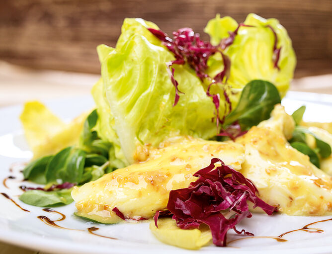 Salat mit in Passionsfruchtdressing eingelegtem Mozzarella von GOLDSTEIG