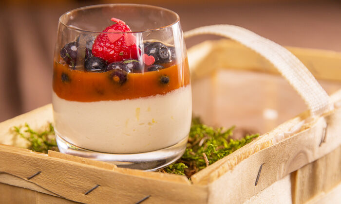 Monikas Lieblingsrezept: Marzipan-Mascarpone-Ricotta-Creme mit Beerentoping in Glas auf Moos in Holzkiste