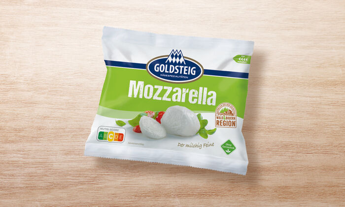 Mozzarella Kugel von GOLDSTEIG in Verpackung auf Holztisch