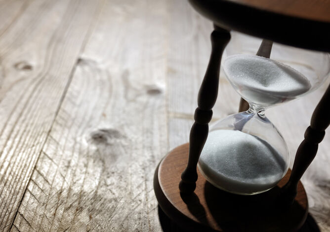 Käseleidenschaft: Käsereifung - Reifezeit - GOLDSTEIG Käsespezialitäten Sanduhr auf Dielenboden die die richtige Reifezeit angeben soll