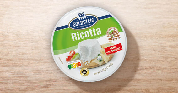 Ricotta von GOLDSTEIG in Verpackung auf Holztisch