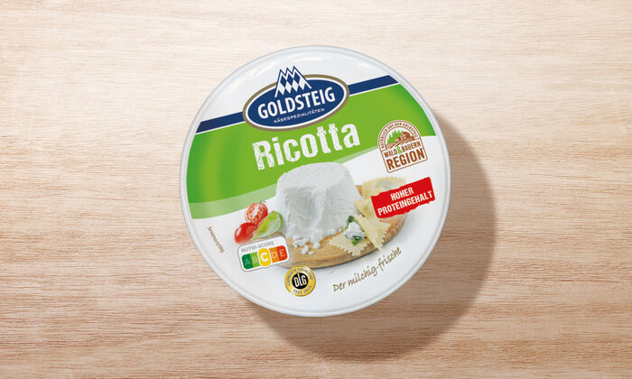 Ricotta von GOLDSTEIG in Verpackung auf Holztisch