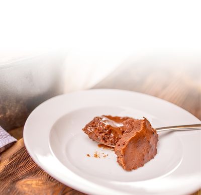 Mascarpone Rezept Schokoladenkuchen mit Mascarpone und Butter von GOLDSTEIG, Flüssigkern und Dunkelbier auf Teller