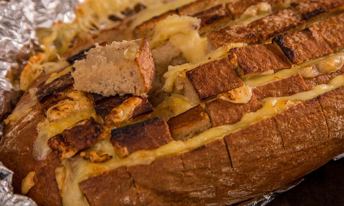 Emmentaler Rezept Würfelbrot mit Knoblauchpaste, Emmentaler und Almdammer gefüllt von GOLDSTEIG 