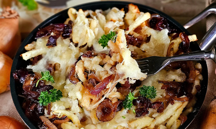 Rezept | Cremige Spätzlepfanne mit karamellisierten Zwiebeln
