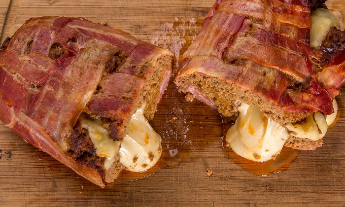 Emmentaler Rezept Bacon Bomb mit Emmentalerkern von GOLDSTEIG auf Holzbrett