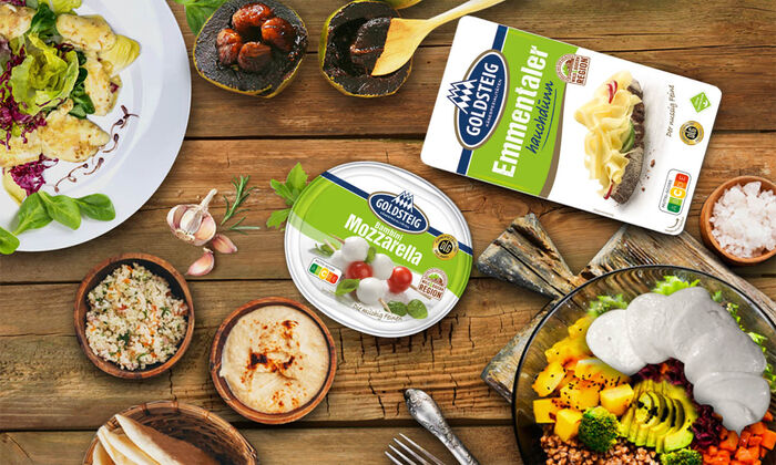 Aktionen und Neues: Food-Trends - GOLDSTEIG Käsespezialitäten Food-Trends 2025 auf Holztisch mit Mozzarella Bambini Mini und Emmentaler hauchdünn von GOLDSTEIG