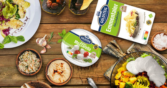 Food-Trends 2025 auf Holztisch mit Mozzarella Bambini Mini und Emmentaler hauchdünn von GOLDSTEIG