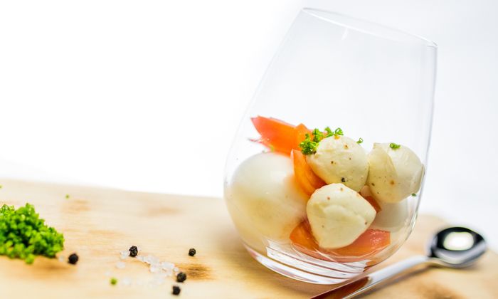 Mozzarella Rezept Eier im Glas mit Bambini Mozzarella Mini von GOLDSTEIG, Kirschtomaten und Schnittlauch auf Holzbrett 