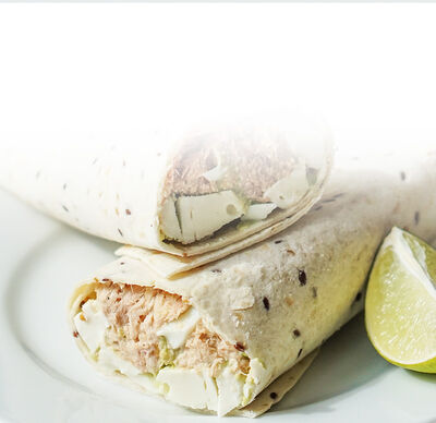 Protinella Rezept Protinella Wraps mit Avocado, Thunfisch, Ei und Frischkäse von GOLDSTEIG auf Teller mit Limette