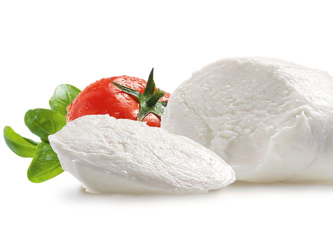 Mozzarella von GOLDSTEIG mit Tomate und Basilikum - eine beliebte Käsesorte