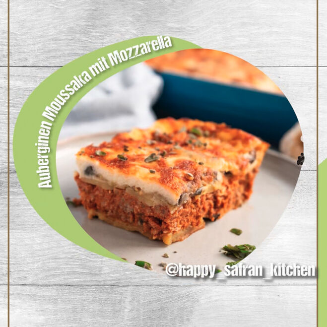 Aktionen & Neues (Aktionen-Neues) / Social-Media-Posts: Auberginen Moussaka mit Mozzarella gerieben von GOLDSTEIG auf weißem Teller.