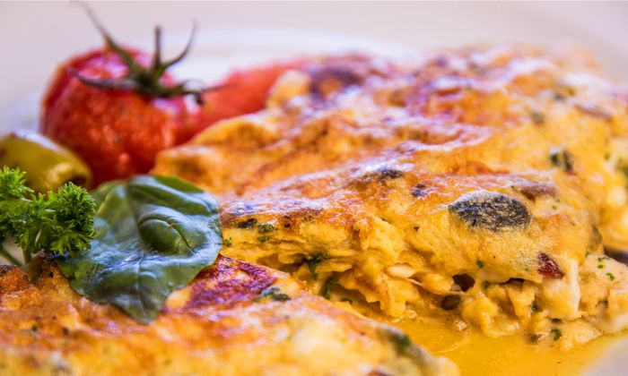 Protinella Rezept Fitness Protinella Omelette mit Tomate, Nüsse und Kräuter von GOLDSTEIG auf Teller