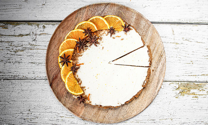 Rezepte & Inspirationen: Spekulatius Tarte mit Mascarpone und Butter von GOLDSTEIG auf einem braunen Kuchenteller.