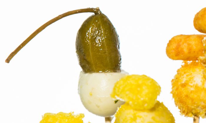 Mozzarella Rezept Pikante Lollies mit Bambini Mozzarella Mini von GOLDSTEIG mit Käsebällchen, Erdnussflips und Kapernäpfel auf Spießen