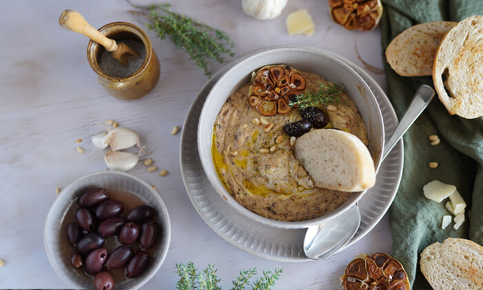 Rezepte & Inspirationen: Gebackener Ricotta-Dip mit Knoblauch von GOLDSTEIG in einer weißen backofenfesten Form.