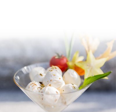 Mozzarella Rezept Gewürzte Mini Bambini von GOLDSTEIG im Cocktailglas mit Garnitur auf Granittreppe 