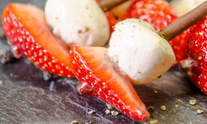 Mozzarella Rezept Bambini Mozzarella Mini von GOLDSTEIG mit Erdbeeren auf Schokoladensticks auf Schieferplatte