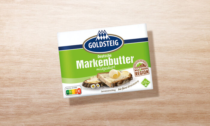 Butter von GOLDSTEIG in Verpackung auf Holztisch
