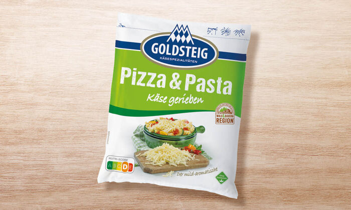 Pizza & Pasta-Käse von GOLDSTEIG in Verpackung auf Holztisch