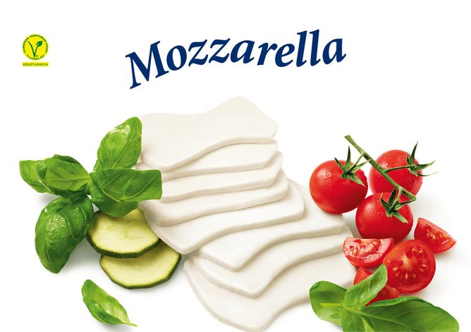 Mozzarella Scheiben von GOLDSTEIG mit Tomaten, Zucchini und Basilikum. Vegetarisch