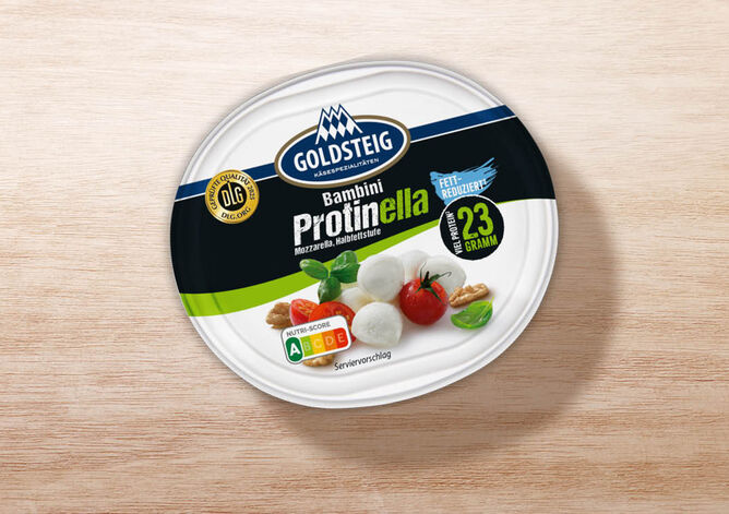 Bambini Protinella Mini - GOLDSTEIG Käsespezialitäten Bambini Protinella Mini von GOLDSTEIG in Verpackung auf Holztisch