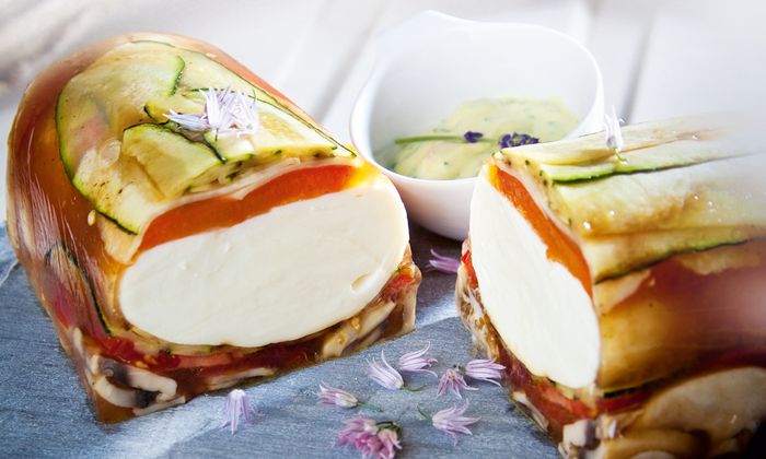 Mozzarella Rezept Gemüseterrine mit Mozzarella-Kern von GOLDSTEIG dazu Creme und Kräuter auf Tuch