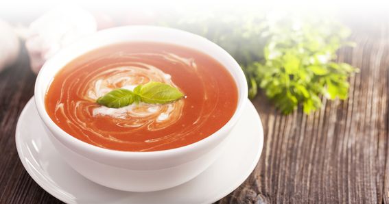 Tomatensuppe mit Mascarpone von GOLDSTEIG in einem Teller auf Holztisch