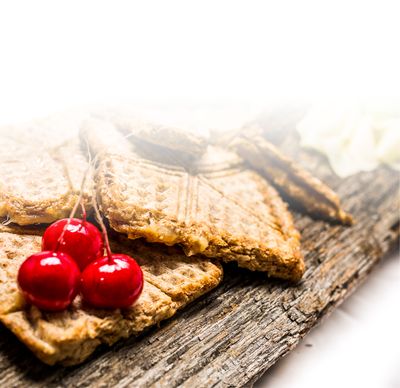 Emmentaler Rezept Käsetoast mit Almdammer und Emmentaler hauchdünn von GOLDSTEIG und Schinken auf Holzbrett