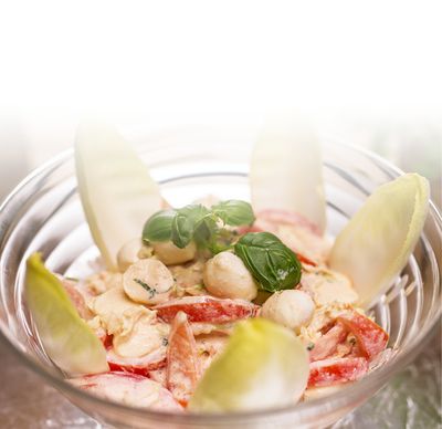 Ricotta Rezept Tomatensalat mit Cashew-Ricotta-Marinade und Mini Bambini Mozzarella von GOLDSTEIG mit Basilikum in Glasschale