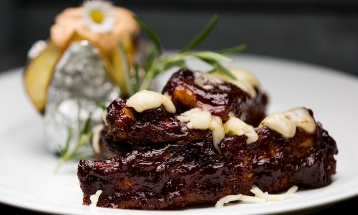 Mozzarella Rezept Spareribs überbacken mit Mozzarella von GOLDSTEIG an Folienkartoffeln und Ricotta-Creme mit Soße auf Teller