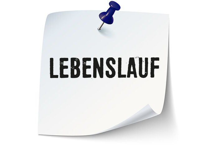 Infos zur Bewerbung: Weißer Notizzettel. Worauf das Wort Lebenslauf geschrieben wurde.