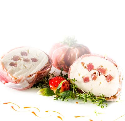 Mozzarella Rezept Mit Räucherschinken gespickter Mozzarella von GOLDSTEIG mit Erdbeere und Kräuter 